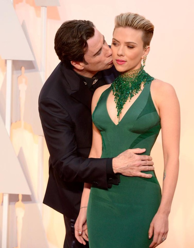 Những khoảnh khắc “ái ngại” nhất từng thấy tại lễ trao giải Oscar - 3 Tài tử John Travolta thân mật… “hơi quá” với minh tinh Scarlett Johansson