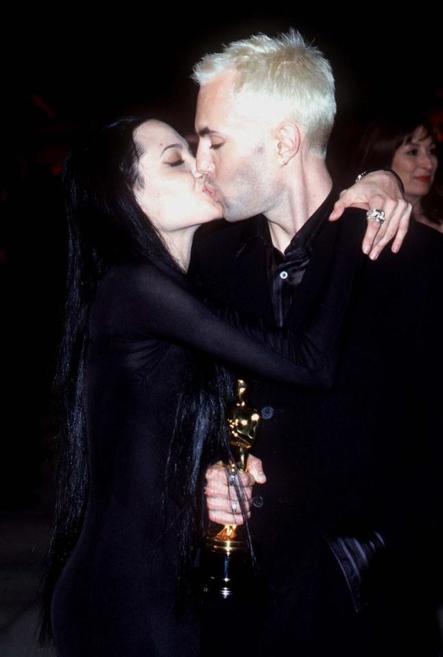 Những khoảnh khắc “ái ngại” nhất từng thấy tại lễ trao giải Oscar - 4 Nụ hôn của Angelina Jolie và anh trai