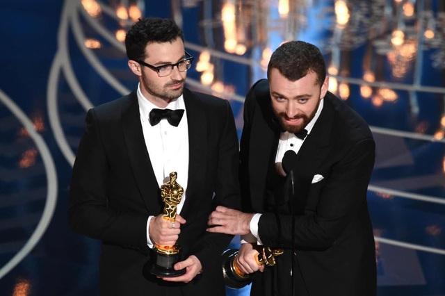 Những khoảnh khắc “ái ngại” nhất từng thấy tại lễ trao giải Oscar - 5 Sam Smith tưởng rằng mình là nghệ sĩ nam công khai đồng tính đầu tiên thắng giải Oscar