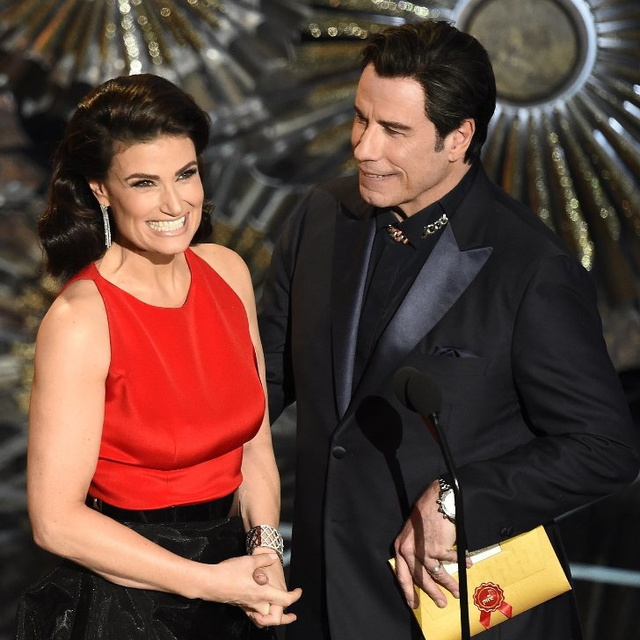 Những khoảnh khắc “ái ngại” nhất từng thấy tại lễ trao giải Oscar - 6 John Travolta gọi nhầm tên nữ nghệ sĩ