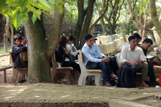 Tấp nập chen chân cầu lộc cầu tài trước giờ Khai ấn Đền Trần - 11
Thời tiết nắng nóng, du khách ngồi ghế đá nghỉ ngơi chờ đến đêm Khai ấn