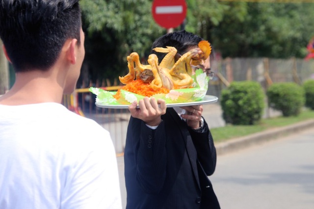 Tấp nập chen chân cầu lộc cầu tài trước giờ Khai ấn Đền Trần - 1
Một người đàn ông với lễ vật khá tươm tất
