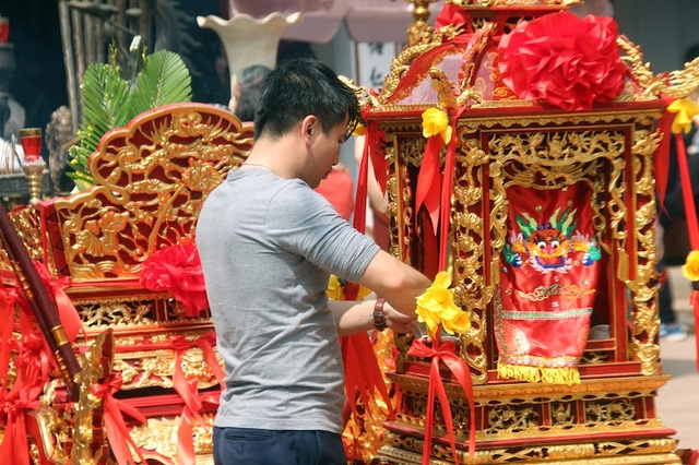 Tấp nập chen chân cầu lộc cầu tài trước giờ Khai ấn Đền Trần - 5 Tấp nập chen chân cầu lộc cầu tài trước giờ Khai ấn Đền Trần - 5
