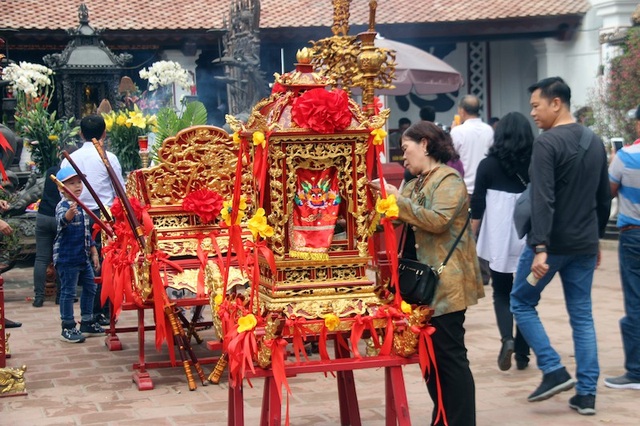 Tấp nập chen chân cầu lộc cầu tài trước giờ Khai ấn Đền Trần - 4 Tấp nập chen chân cầu lộc cầu tài trước giờ Khai ấn Đền Trần - 4