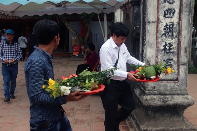 Tấp nập chen chân cầu lộc cầu tài trước giờ Khai ấn Đền Trần - 3
Kính cẩn dâng lễ