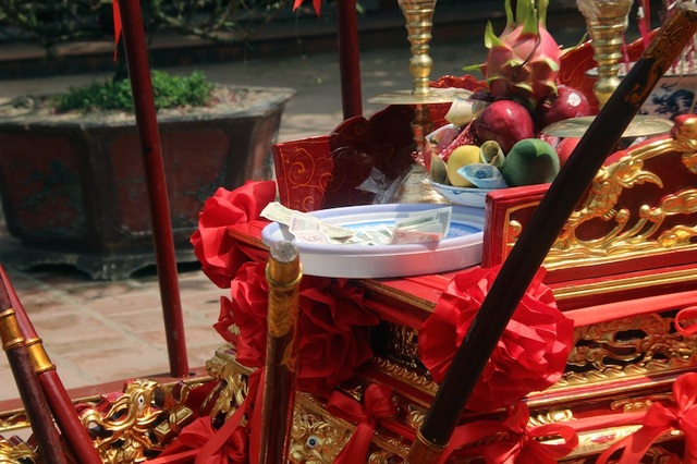 Tấp nập chen chân cầu lộc cầu tài trước giờ Khai ấn Đền Trần - 7 Kiệu rước ấn ngập tiền lẻ