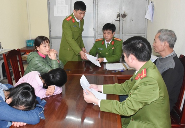 Lý do 2 nữ sinh "mất tích" được tìm thấy cách nhà hơn 500km - 1 Lực lượng Công an bàn giao 2 nữ sinh cho gia đình tiếp tục quản lý, giáo dục