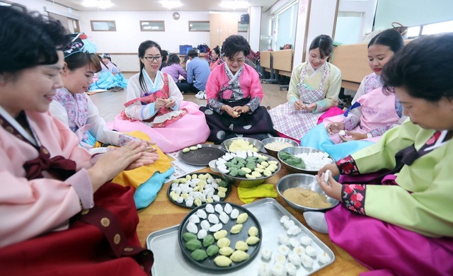 70% cô dâu nước ngoài tại Hàn Quốc là người Việt - 1 Các tình nguyện viên Hàn Quốc hướng dẫn các cô dâu nước ngoài cách làm bánh tại lễ hội Chuseok ở tỉnh Gangwon, Hàn Quốc. (Ảnh: Yonhap)