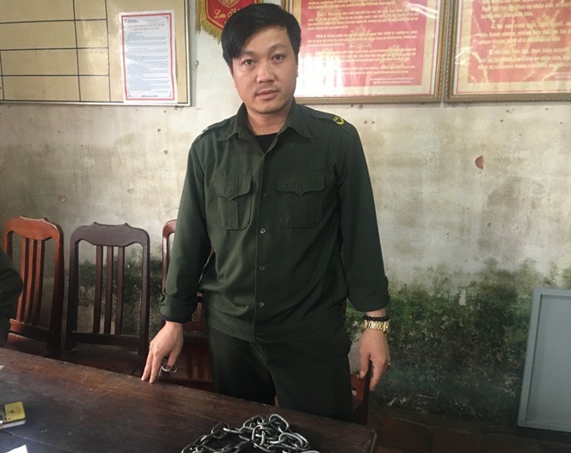Lời khai của người chú dùng xích khóa cháu ruột mình - 3 Ông Nguyễn Văn Trung, Trưởng Công an xã Khuyến Nông cho biết, Ban Công an xã đã lập biên bản ghi lời khai của những người có liên quan