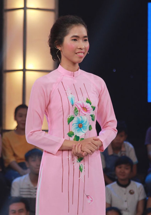 Trở lại lần này, Kim Hoàng chọn kể chuyện để gây cười. Cô xưng hô huynh, muội hệt như phim kiếm hiệp với hai nam danh hài và mời cả hai đến nhà chơi. Khi yêu cầu Trường Giang không cần mặc đồ, Trấn Thành đã vô tình bật cười.