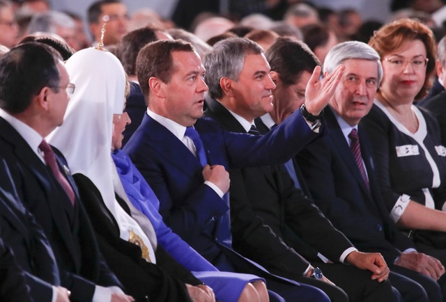 
Thủ tướng Dmitry Medvedev và các quan chức cấp cao ở hàng ghế khán giả (Ảnh: Reuters)
