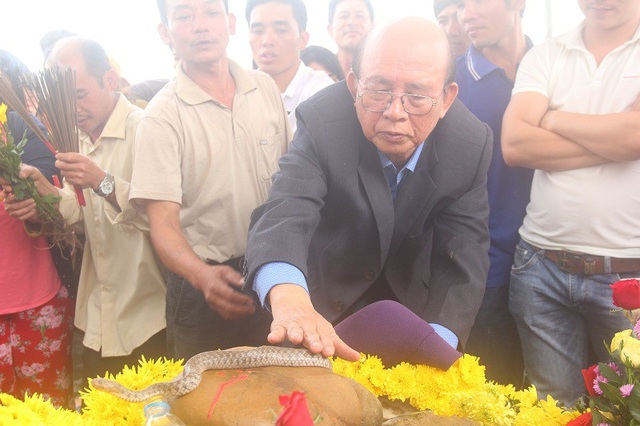 Vụ rắn “thần” trên mộ người ăn xin: Chặn tình trạng mê tín, lừa đảo trục lợi - 4
Con rắn nằm im cho nhiều người sờ vào cầu may