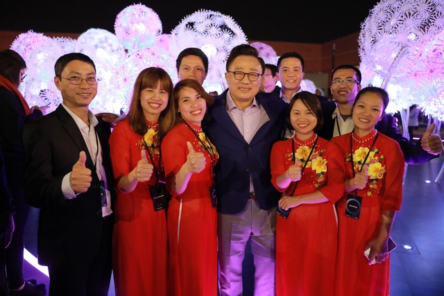 Gặp những công nhân VN sản xuất Galaxy S9 bán ở hơn 120 nước trên thế giới - 1
Ông DJ Koh, Chủ tịch và là người đứng đầu Ngành hàng CNTT & Truyền Thông Di Động tại Công ty Điện tử Samsung và đoàn nhân viên đến từ Việt Nam trước thềm sự kiện UnPacked ra mắt Galaxy S9 tại Barcelona.