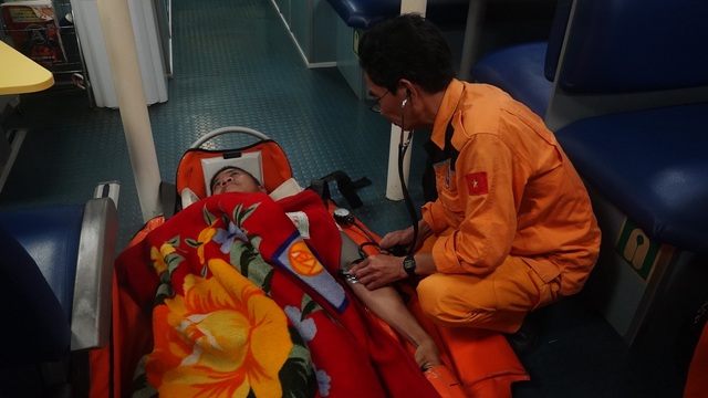 Vượt biển trong đêm cứu thuyền viên Philippines bị nhồi máu cơ tim - 2
Nhờ sự quyết tâm, kịp thời và nhanh chóng của lực lượng cứu nạn hàng hải, thuyền viên Guerrero Rosmeni Nedia đã qua cơn nguy kịch