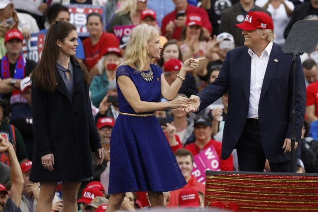 Nhan sắc "vạn người mê" của nữ cố vấn truyền thông bên cạnh Tổng thống Trump - 6
Cô tham dự gần như tất cả các cuộc gặp gỡ cử tri của Tổng thống Trump, đứng cạnh ông trong những cuộc phỏng vấn và luôn sẵn sàng gõ những dòng tweet gây chú ý theo chỉ đạo từ ông chủ Nhà Trắng.