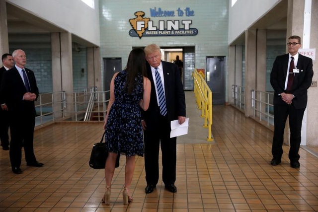 Nhan sắc "vạn người mê" của nữ cố vấn truyền thông bên cạnh Tổng thống Trump - 5
Từ đó đến khi ông Trump đắc cử, cô Hicks, người được ví như con gái của ông Trump, luôn xuất hiện như hình với bóng bên cạnh ông.