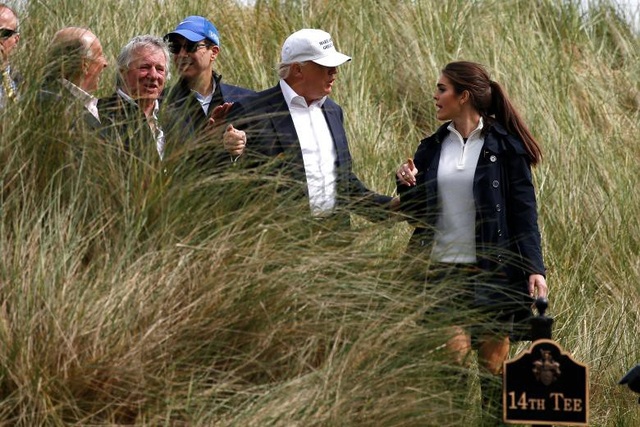 Nhan sắc "vạn người mê" của nữ cố vấn truyền thông bên cạnh Tổng thống Trump - 15
Dù bên trong Nhà Trắng hay trong các chuyến công du nước ngoài hay xuất hiện trên đường phố, Hope Hicks luôn thể hiện một phong cách năng động, trẻ trung.