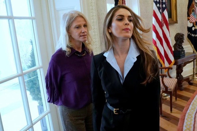 Nhan sắc "vạn người mê" của nữ cố vấn truyền thông bên cạnh Tổng thống Trump - 10
Năm ngoái, Nhà Trắng công bố bảng lương của các nhân viên hàng đầu. Theo đó, Hicks được trả 179.700 USD/năm, mức lương cao nhất mà một trợ lý của Tổng thống Trump có thể nhận được.
