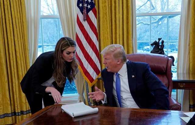 Nhan sắc "vạn người mê" của nữ cố vấn truyền thông bên cạnh Tổng thống Trump - 8
Ông Trump từng khen ngợi nữ cố vấn Hope Hicks rằng: Tôi may mắn có được cô ấy. Cô ấy có những phán đoán tốt và thường đưa ra lời khuyên một cách rất tinh tế, vì vậy, lời khuyên được truyền tải một cách rất độc đáo”.