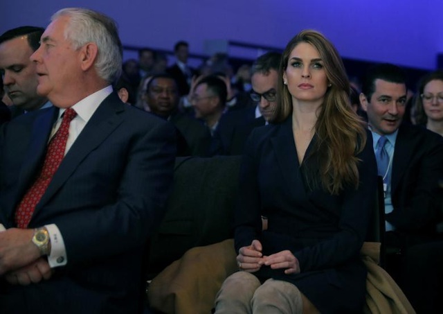 Nhan sắc "vạn người mê" của nữ cố vấn truyền thông bên cạnh Tổng thống Trump - 7
Trong chiến dịch tranh cử của ông Trump, ngay cả thời điểm nhiều người lo lắng cho Hicks bởi cô phải ra sức bảo vệ hình ảnh cho một ứng viên bị tố là theo chủ nghĩa phân biệt chủng tộc, cô gái này cũng không từ bỏ.