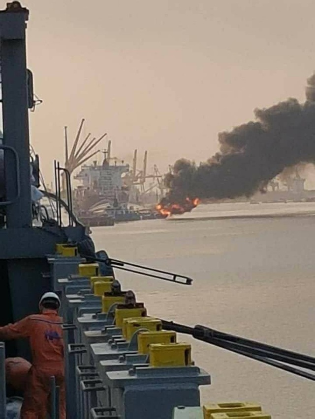 Cháy tàu tại khu vực cảng Đình Vũ - 1 Trong khi đang lấy hàng, ngọn lửa bùng phát ngay tại mũi tàu (ảnh CTV)