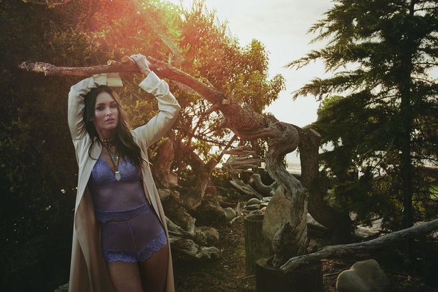Megan Fox: Gái ba con dáng vẫn hoàn hảo - 2
Bà mẹ ba con quyến rũ trong những bộ trang phục gợi cảm