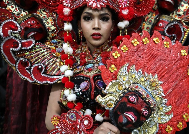 
Dinda Syarif của Indonesia trong trang phục truyền thống.
