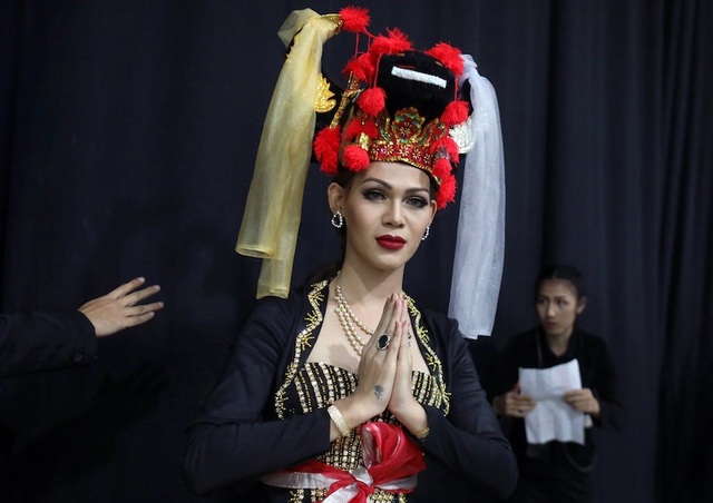 
Juana Paing của Myanmar chuẩn bị ra sân khấu tham dự phần trình diễn trang phục truyền thống trong đêm chung kết.

