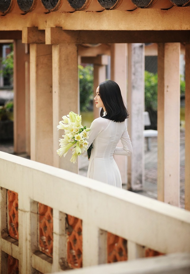 Xao lòng ngắm người đẹp bên hoa loa kèn đầu mùa - 12 Xao lòng ngắm người đẹp bên hoa loa kèn đầu mùa - 12