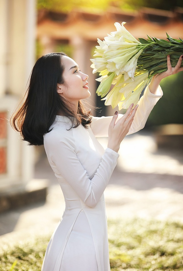 Xao lòng ngắm người đẹp bên hoa loa kèn đầu mùa - 11 Xao lòng ngắm người đẹp bên hoa loa kèn đầu mùa - 11