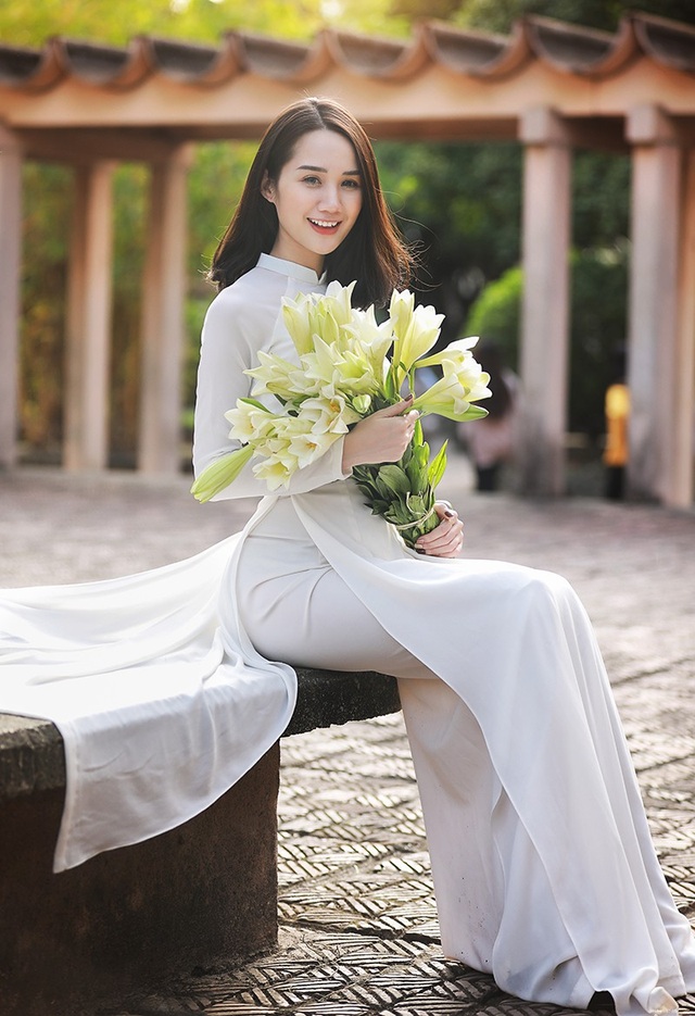 Xao lòng ngắm người đẹp bên hoa loa kèn đầu mùa - 6 Xao lòng ngắm người đẹp bên hoa loa kèn đầu mùa - 6