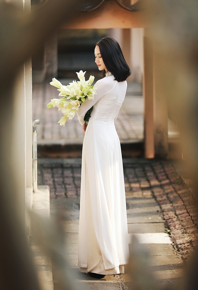 Xao lòng ngắm người đẹp bên hoa loa kèn đầu mùa - 5 Xao lòng ngắm người đẹp bên hoa loa kèn đầu mùa - 5
