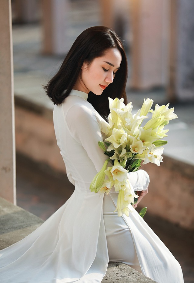 Xao lòng ngắm người đẹp bên hoa loa kèn đầu mùa - 4 Bối cảnh được Yến và nhiếp ảnh Thanh Tâm chọn lựa là tòa nhà cổ kính thuộc Khoa Pháp - trường Đại học Ngoại ngữ - Đại học Quốc gia Hà Nội.