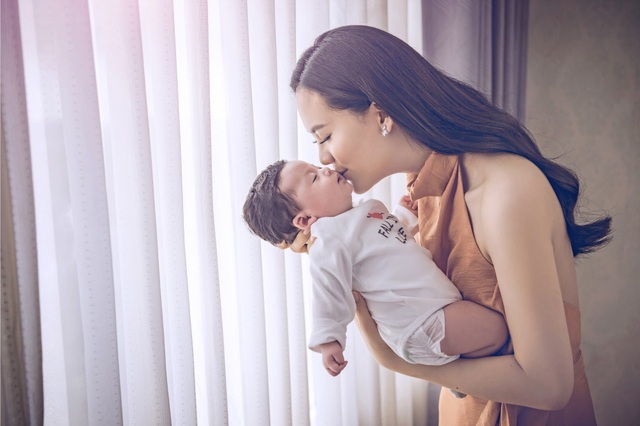 Bí ẩn sau đám cưới chục tỷ đồng với đại gia mía đường của người đẹp Hoàn vũ - 4 Hình ảnh được chụp tại nhà riêng của vợ chồng Sang Lê khi bé Đường được 1 tháng 20 ngày tuổi.