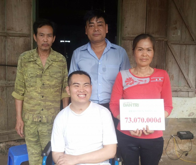 Hơn 73 triệu đồng đến với người phụ nữ gồng mình chăm chồng tật, con tàn phế - 1
PV báo Dân trí tại Hòa Bình trao tiền bạn đọc ủng hộ qua Quỹ Nhân ái cho bà Phạm Thị Liên (mã số 2812) số tiền 73.070.000đ.