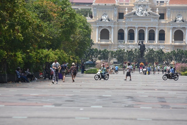TP.HCM: Xe máy, xe đạp vẫn ngang nhiên chạy vào phố đi bộ - 5 Vào phố đi bộ để bắt khách