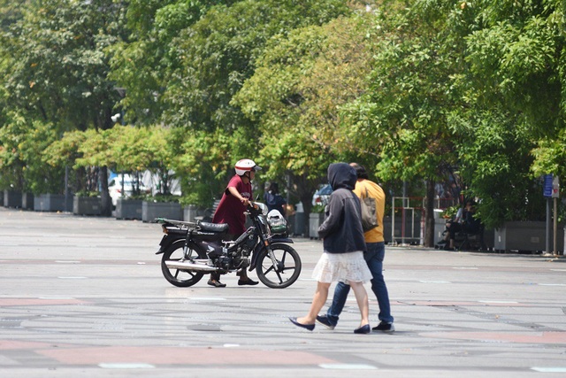 TP.HCM: Xe máy, xe đạp vẫn ngang nhiên chạy vào phố đi bộ - 7 Dẫn như thế này đi cho “đúng luật”