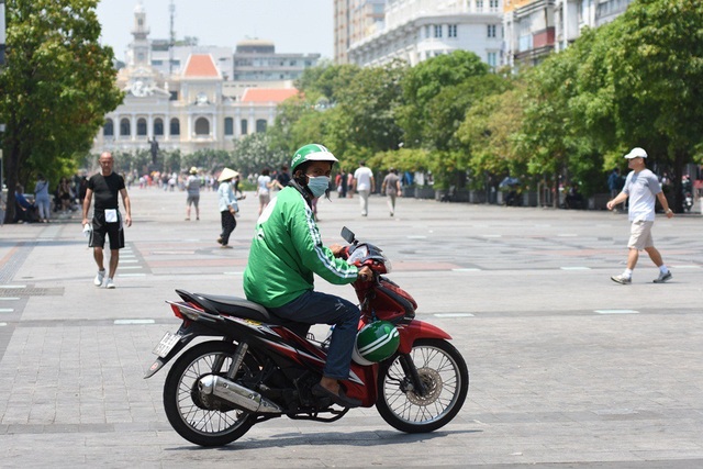 TP.HCM: Xe máy, xe đạp vẫn ngang nhiên chạy vào phố đi bộ - 8 Một xe ôm công nghệ đưa ánh nhìn không thiện cảm về phía ống kính