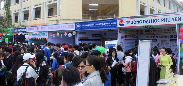 Nhiều học sinh quan tâm đến khối ngành Quân sự - 3 19 gian tư vấn được ban tổ chức sắp xếp để tư vấn cho các em học sinh