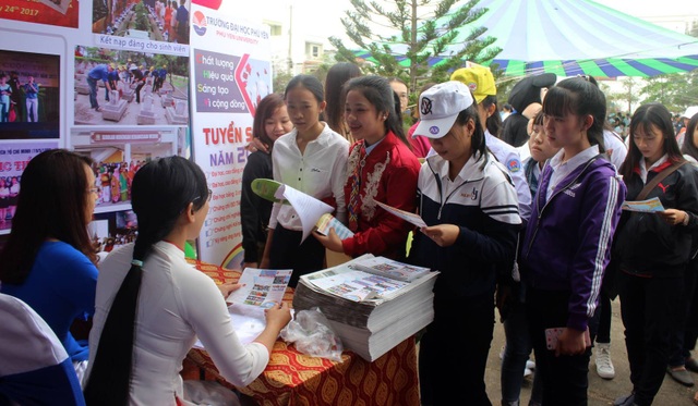 Nhiều học sinh quan tâm đến khối ngành Quân sự - 4
Học sinh tham gia tư vấn tại Đại học Phú Yên