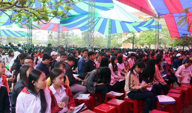 Nhiều học sinh quan tâm đến khối ngành Quân sự - 1
Gần 4.000 học sinh lớp 12 ở Phú Yên tham gia chương trình tư vấn tuyển sinh - hướng nghiệp năm 2018.