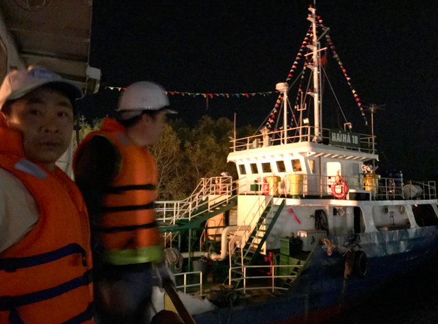 Cận cảnh tàu xăng dầu chìm trong lửa ở cảng Hải Phòng - 6
Ngay trong đêm xảy ra sự cố cháy, Bộ trưởng Bộ Công an Tô Lâm, Bí thư Thành ủy - Chủ tịch HĐND thành phố Lê Văn Thành đã trực tiếp đến hiện trường chỉ đạo các đơn vị liên quan khắc phục sự cố.