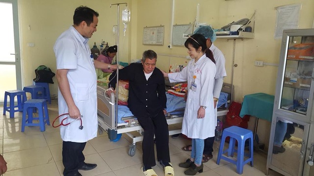 Cứu thành công 3 ca đột quỵ tại bệnh viện huyện Mộc Châu - 1
BS Khuất Thanh Bình (ngoài cùng bên trái) kiểm tra tình hình phục hồi của bệnh nhân Vũ Long B.