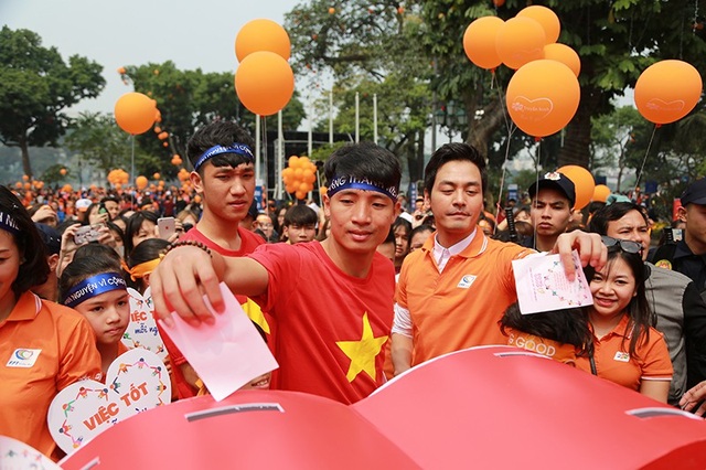 Tiến Dũng, Trọng Đại U23 Việt Nam cùng 5.000 người đi bộ kêu gọi làm việc tốt - 4 Và cùng với MC Phan Anh viết thông điệp yêu thương