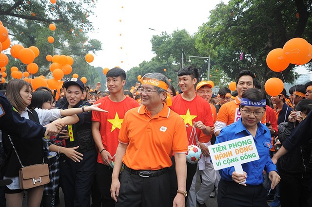 Tiến Dũng, Trọng Đại U23 Việt Nam cùng 5.000 người đi bộ kêu gọi làm việc tốt - 7 Hai cầu thủ U23 tặng quà bất ngờ cho mọi người