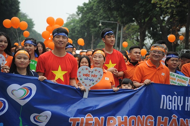 Tiến Dũng, Trọng Đại U23 Việt Nam cùng 5.000 người đi bộ kêu gọi làm việc tốt - 3 Hai cầu thủ U23 đi bộ cùng hàng ngàn người trên phố đi bộ Hà Nội