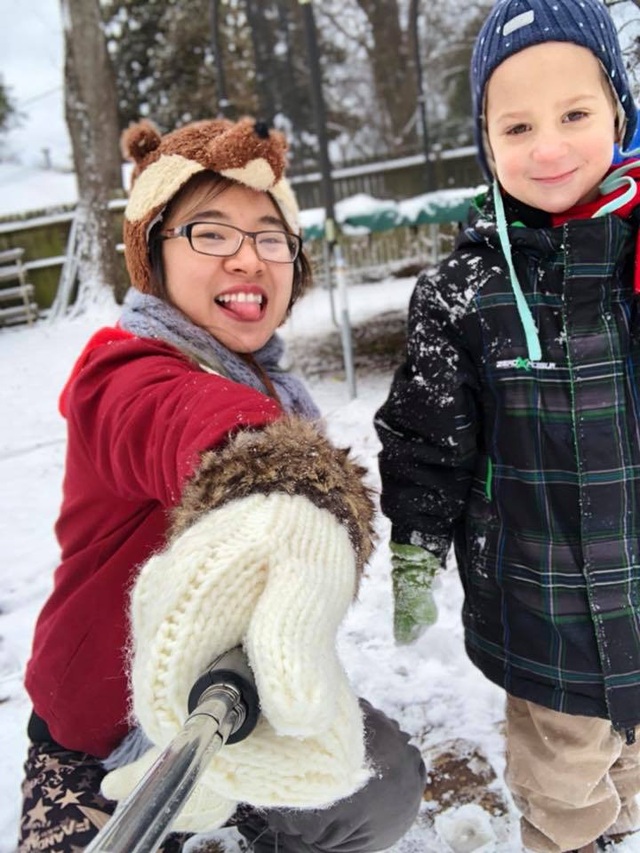 Au Pair - Hình thức giao lưu văn hoá quốc tế với chi phí 0 đồng - 1 Ngọc Anh (một bạn trẻ tham gia chương trình Au Pair tại Mỹ) vui đùa cùng trẻ em trong gia đình nuôi