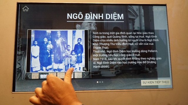 Triển lãm “Từ dinh Norodom đến dinh Độc Lập” - 11 Sau khi thư giãn bằng trò chơi ghép hình, khách tham quan quay lại với những thông tin của sự kiện