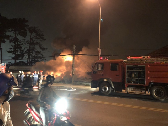 Lửa bao trùm dãy nhà tập thể, ít nhất 5 người thương vong - 2 Lực lượng chức năng đang khống chế đám cháy
