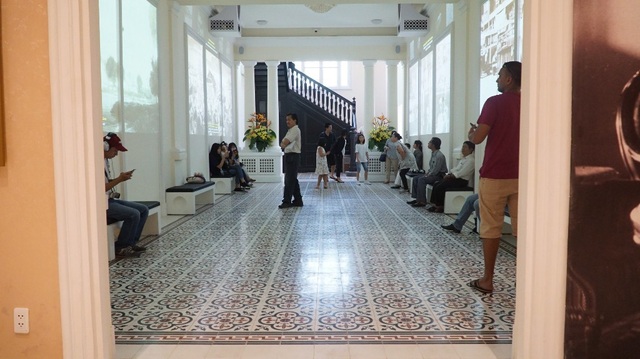Triển lãm “Từ dinh Norodom đến dinh Độc Lập” - 5 Bên trong, bốn màn hình lớn chiếu các bộ phim được lắp ghép từ những hình ảnh, tư liệu, giúp người xem hình dung quá trình từ khi đặt viên đá đầu tiên xây dựng dinh Norodom, đến ngày bị ném bom làm sập toàn bộ phần chính cánh trái.